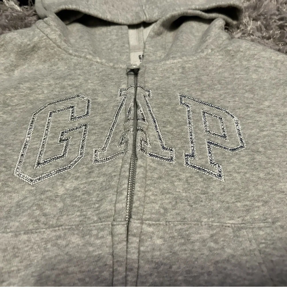 Kids GAP S (6-7) gray zip up hoodie with silver logo
